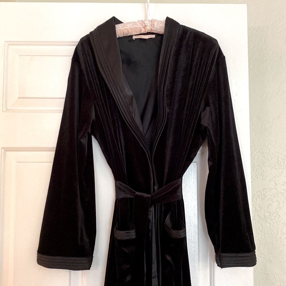 Get cozy & glam this Christmas in this beautiful velvet Oscar de la Renta robe!